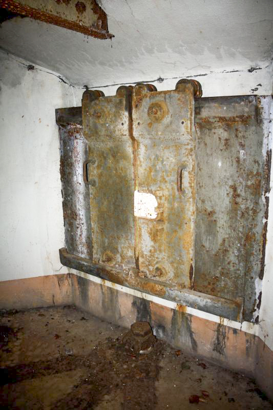 Ligne Maginot - ACA2 - STOCKEN - (Casemate d'artillerie) - Chambre de tir droite pour canon de 75mm mle 1897
Le créneau et ses volets d'embrasure coulissants - Fré Do