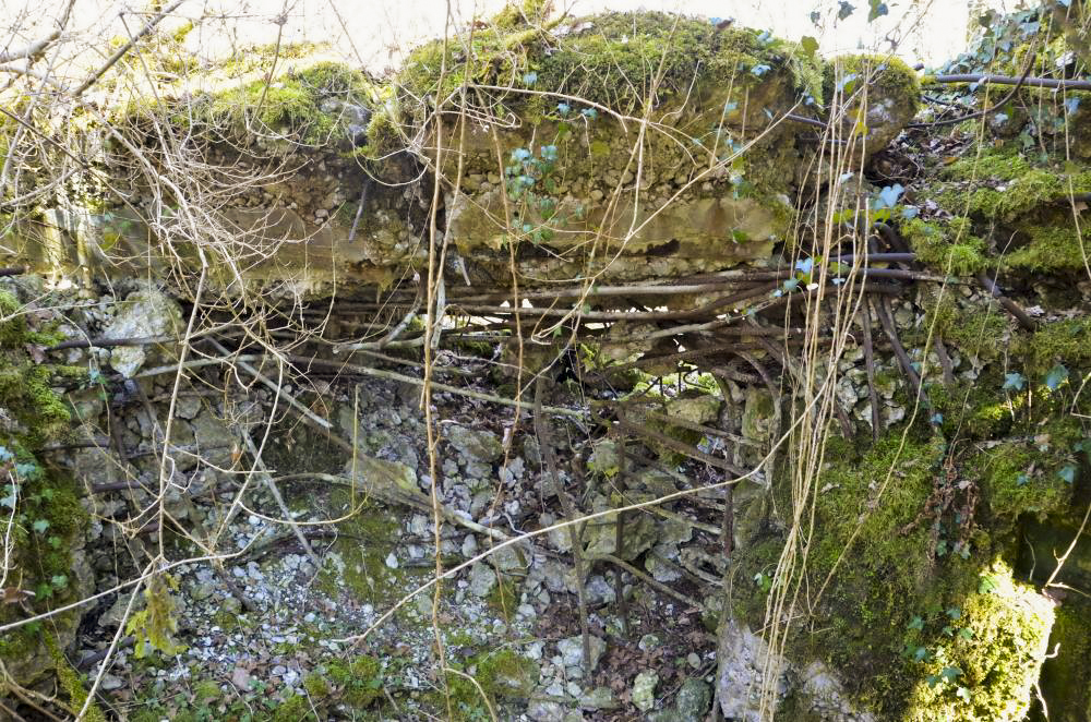 Ligne Maginot - CARREFOUR 224 NORD - (Blockhaus pour arme infanterie) - Partie détruite qui semble avoir été le créneau de tir - D. Froehly