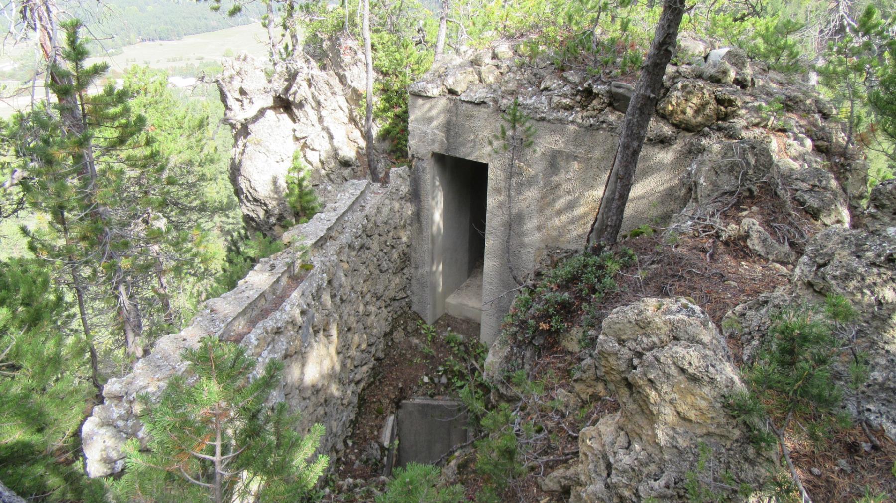 Ligne Maginot - CLOT DU POIN 1 - (Blockhaus pour arme infanterie) - Entrée du bloc et fosse d'accès au bloc inférieur - Jean Berthier