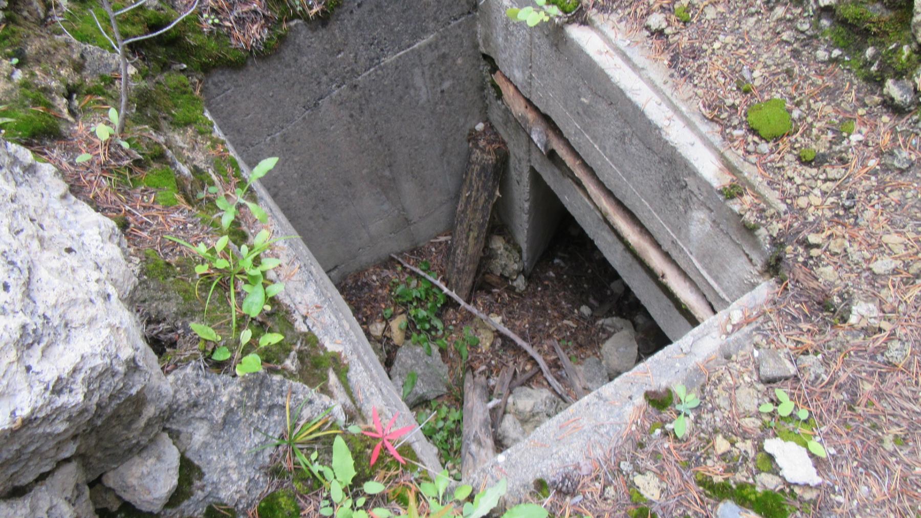 Ligne Maginot - CLOT DU POIN 1 - (Blockhaus pour arme infanterie) - Fosse d'accès - Jean Berthier