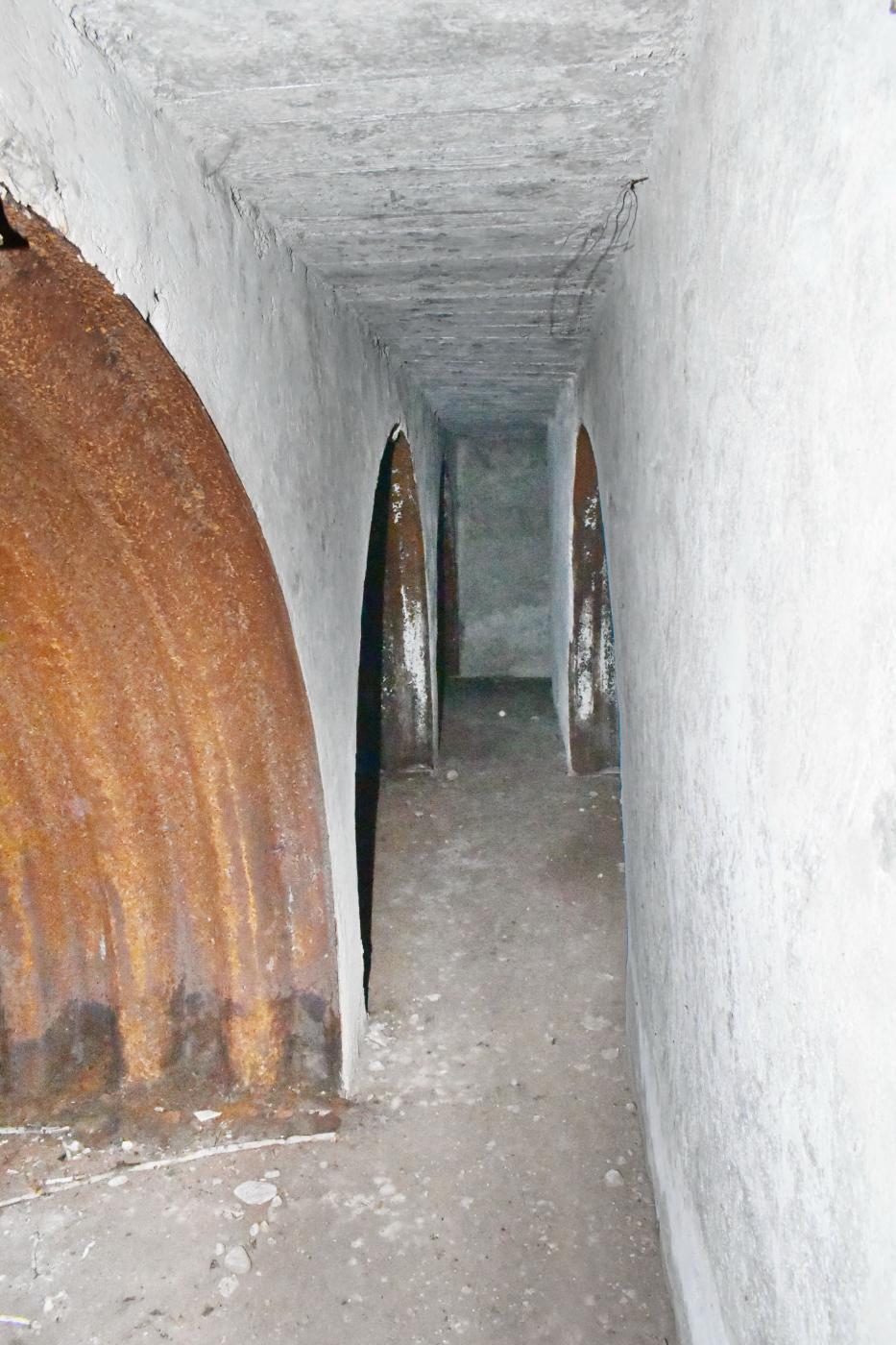 Ligne Maginot - CARREFOUR 224 EST - (Abri) - Couloir  vers l'entrée Sud avec 3 chambres à gauche et 1 à droite - D.Froehly