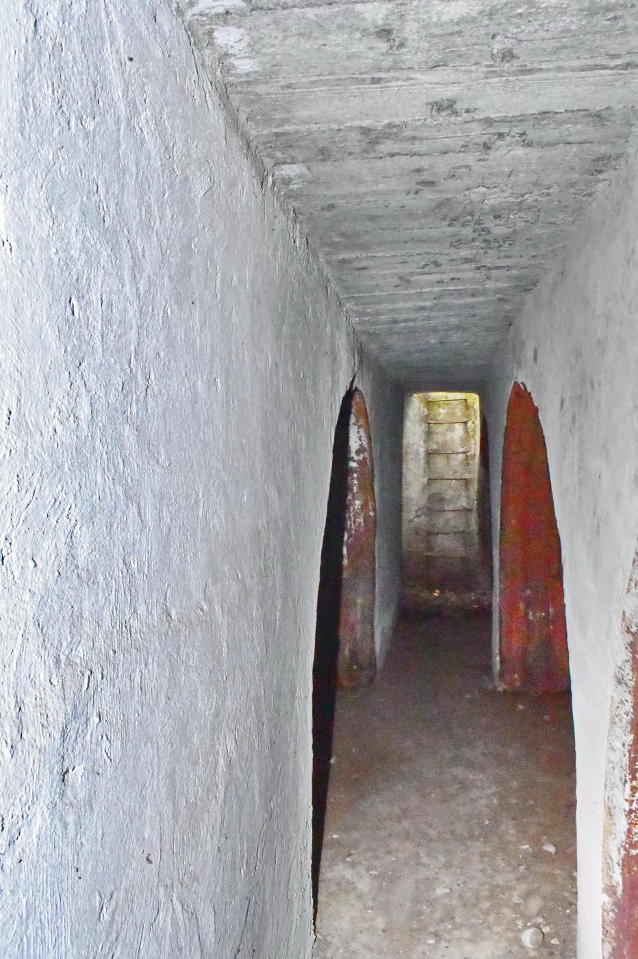 Ligne Maginot - CARREFOUR 224 EST - (Abri) - Couloir vers l'entrée Nord avec l'entrée en puits - D.Froehly