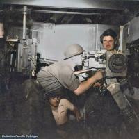 Ligne Maginot - FORT LOUIS EST - (Casemate d'infanterie - double) - La chambre de tir de la casemate avec le tireur au jumelage de mitrailleuses Reibel et en position effacée sur l'arrière, la mitrailleuse Hotchkiss cède 13,2 mm
version colonisée (E Bardochan)