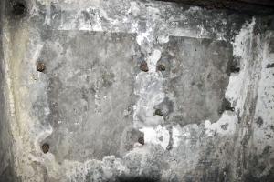 Ligne Maginot - 6M - (Chambre de coupure) - Gros plan sur le mur droit de la chambre. 
A gauche la trace du boitier répartiteur.