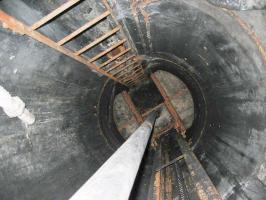 Ligne Maginot - METRICH - A17 - (Ouvrage d'artillerie) - Entrée munitions
Puits de l'une des cloches GFM de l'EM, ravagé de suie des incendies des pilleurs ...