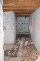 Ligne Maginot - 181 - KEMBS NORD 2 - (Blockhaus pour arme infanterie) - A droite le long du mur les fixations du fil téléphone ou électrique.
A gauche en-haut une des vis d'accrochage du téléphone.
