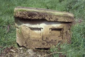 Ligne Maginot - C37 - MARPENT NORD - (Casemate d'infanterie - Simple) - Embase du drapeau représentant une casemate à deux créneaux.