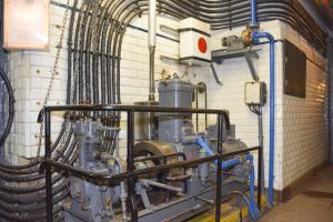 Ligne Maginot - ROHRBACH - FORT CASSO - (Ouvrage d'infanterie) - L'usine électrique
Groupe électrogène auxiliaire CLM 1 PJ 65 entrainant une génératrice et un compresseur d'air permettant le gonflage des bouteilles de démarrage des moteurs SMIM