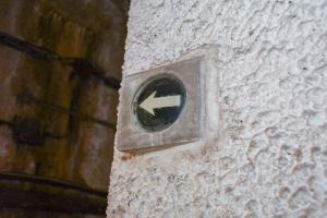 Ligne Maginot - ROHRBACH - FORT CASSO - (Ouvrage d'infanterie) - Galerie de l'ouvrage
Marquage phosphorescent destiné à indiquer la sortie en cas de coupure d'électricité