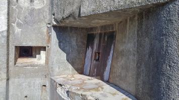 Ligne Maginot - LAVOIR - (Ouvrage d'artillerie) - Bloc 2
A droite, casemate cuirassée d'action frontale pour canon-mortier de 75 mle 31
A gauche, créneau FM de défense rapprochée
Noter l'absence de redans sur la partie gauche et supérieure du créneau FM