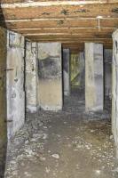 Ligne Maginot - OBERFELD - (Poste de Secours) - Chambre et en continuité la salle de soins.
Au mur, des supports et vers le plafond un crochet à l'emplacement des aérations.