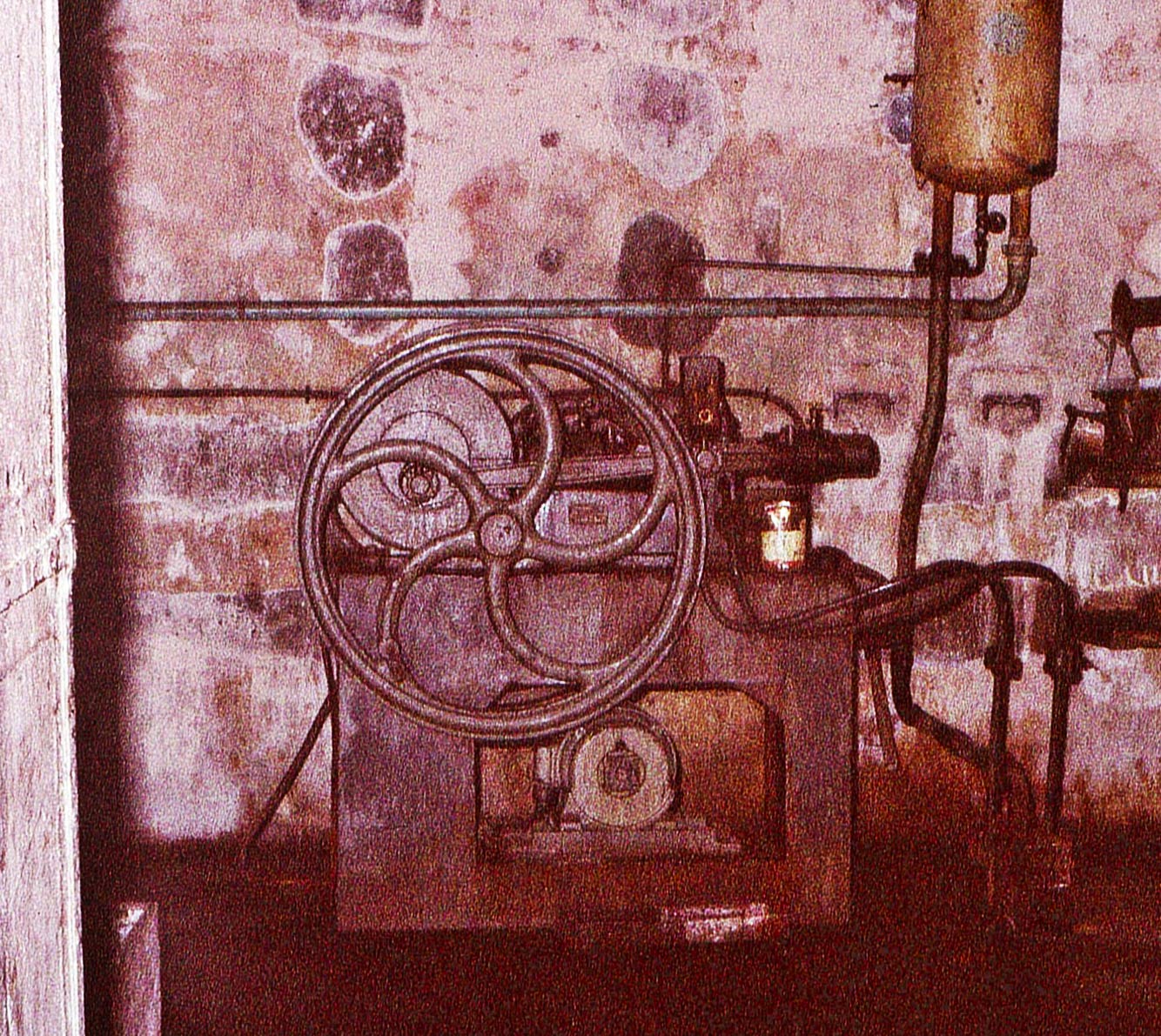 Ligne Maginot - Hydro Pompe Mengin - L'Hydro Pompe de marque Mengin installée  dans l'abri de Petit-Rederching.
Seule photo de ce type d'équipement connue
