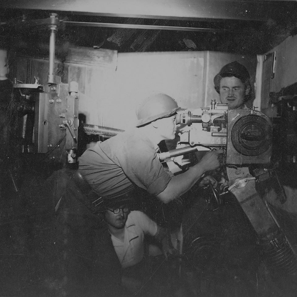 Ligne Maginot - FORT LOUIS EST - (Casemate d'infanterie - double) - La chambre de tir de la casemate avec le tireur au jumelage de mitrailleuses Reibel et en position effacée sur l'arrière, la mitrailleuse Hotchkiss cède 13,2 mm - Inconnu
