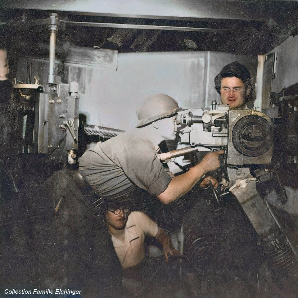 Ligne Maginot - FORT LOUIS EST - (Casemate d'infanterie - double) - La chambre de tir de la casemate avec le tireur au jumelage de mitrailleuses Reibel et en position effacée sur l'arrière, la mitrailleuse Hotchkiss cède 13,2 mm
version colonisée (E Bardochan) - Inconnu - E Bradochan