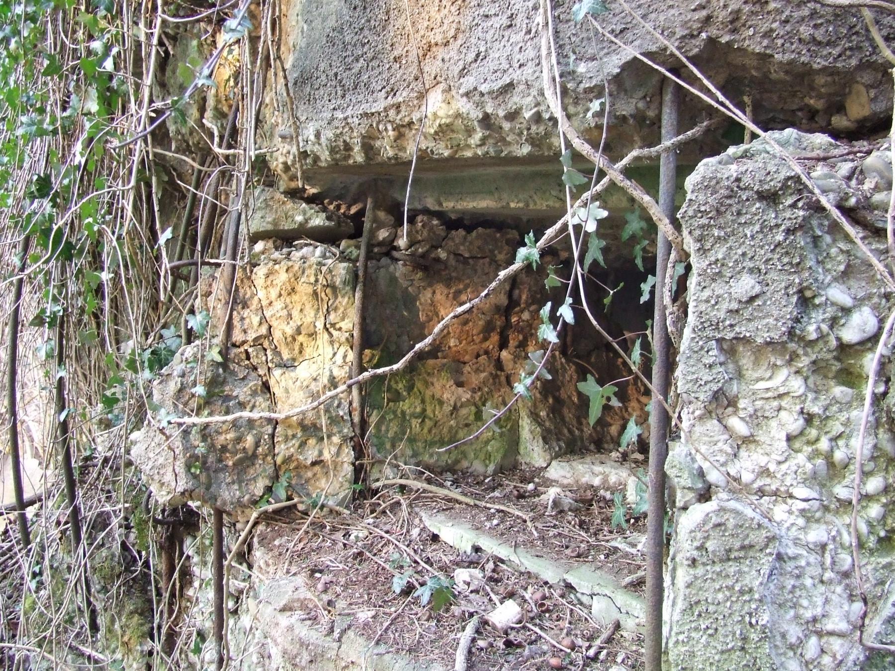Ligne Maginot - WINGEN SUD 2 - (Blockhaus pour canon) - Le créneau pour canon impacté - STENGER Mathieu