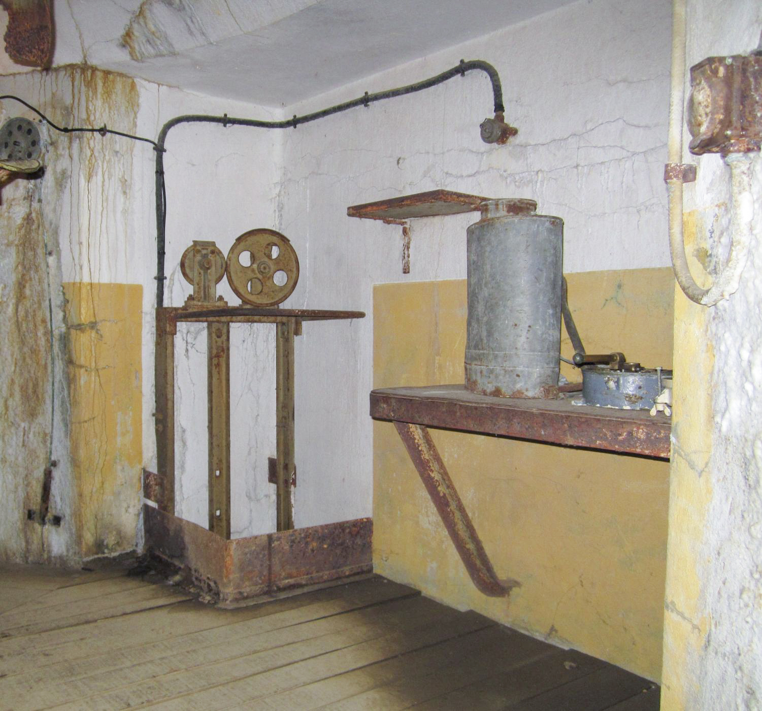 Ligne Maginot - LA FERTE - (Ouvrage d'infanterie) - Bloc 2
Etage intermédiaire de la tourelle pour deux AM
Monte-charge à munitions - Gregory Fuchs