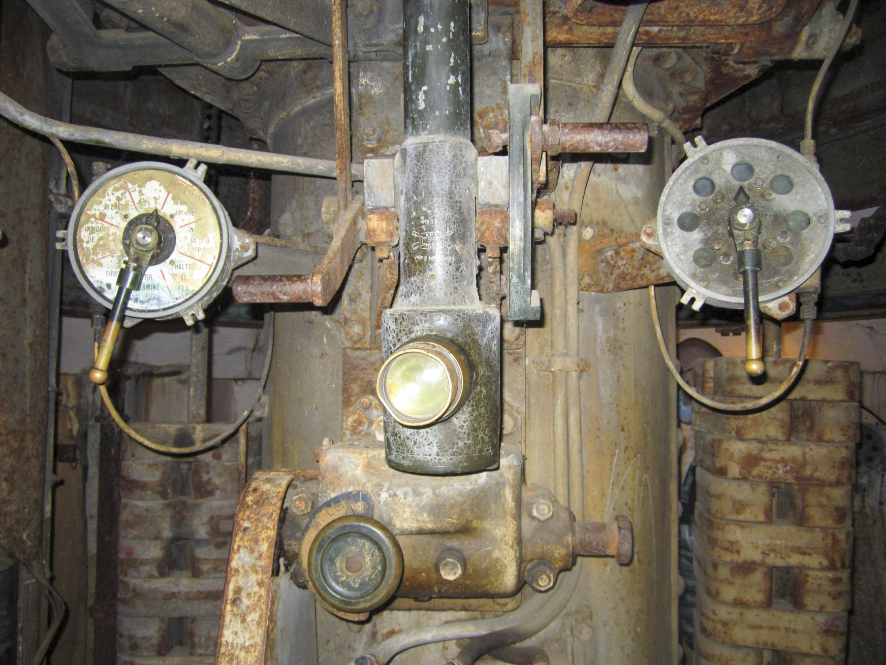 Ligne Maginot - LA FERTE - (Ouvrage d'infanterie) - Bloc 2
Etage intermédiaire de la tourelle pour deux AM
Poste de pointage avec ses transmetteurs d'ordre Teleflex et la lunette L 723 - Gregory Fuchs