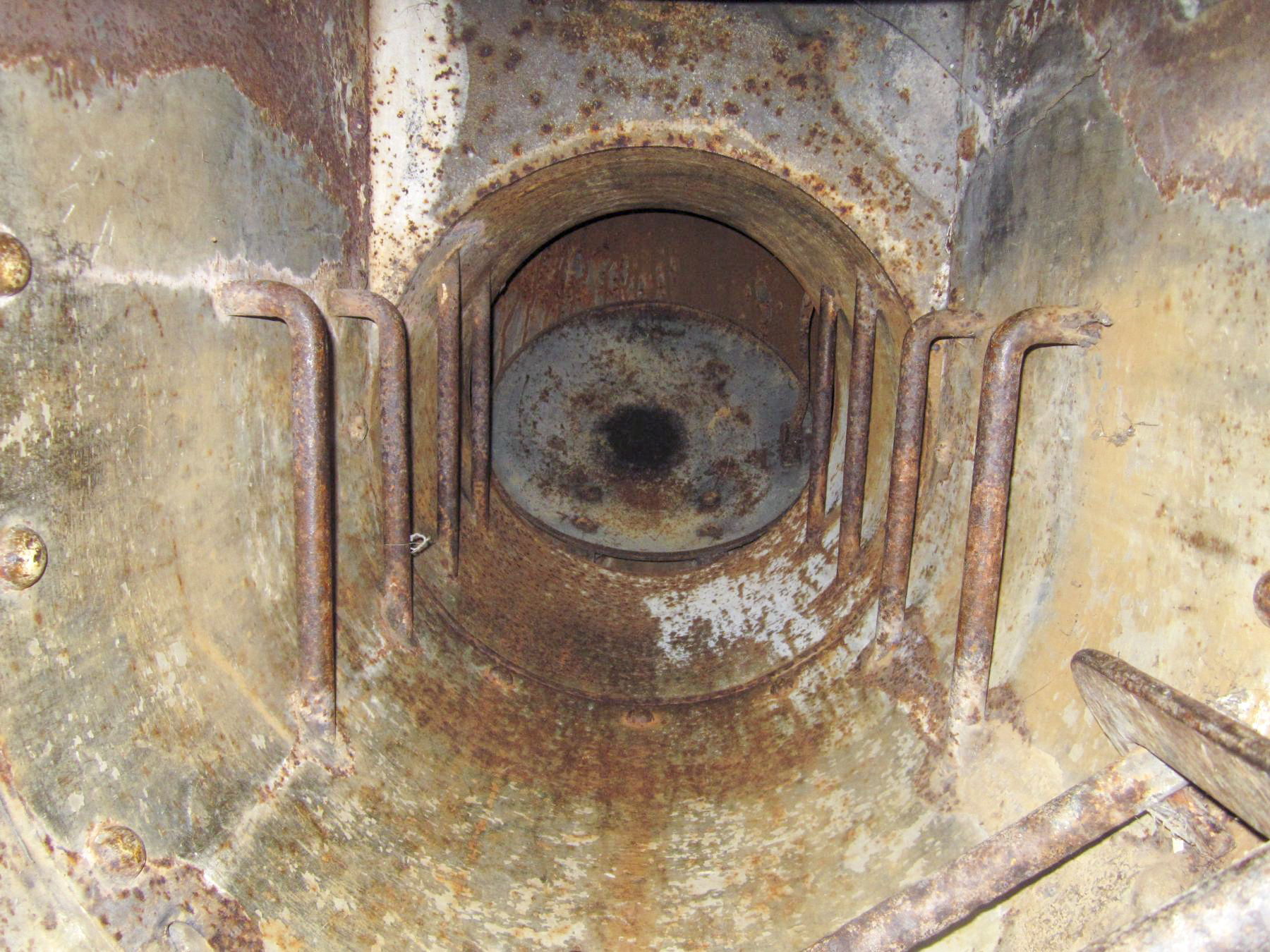 Ligne Maginot - LA FERTE - (Ouvrage d'infanterie) - Bloc 2
Etage intermédiaire de la tourelle pour deux AM
Trou de visite de l'avant cuirasse - Gregory Fuchs
