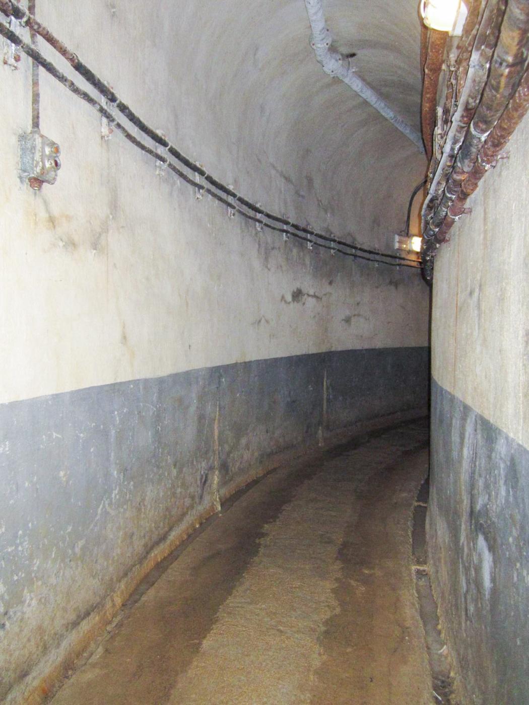 Ligne Maginot - LA FERTE - (Ouvrage d'infanterie) - Le virage entre l'infirmerie et la cuisine où les corps furent entassés avant leur évacuation par les allemands - Gregory Fuchs