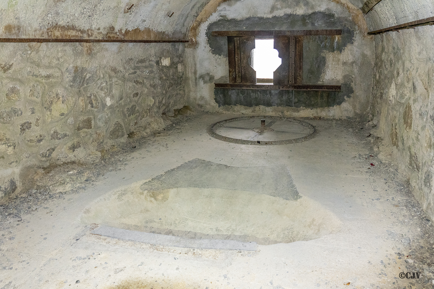 Ligne Maginot - L'OLIVE (BATTERIE CAVERNE) - (Position d'artillerie préparée) - La casemate pour canon de 75 - Lia VERMEULEN