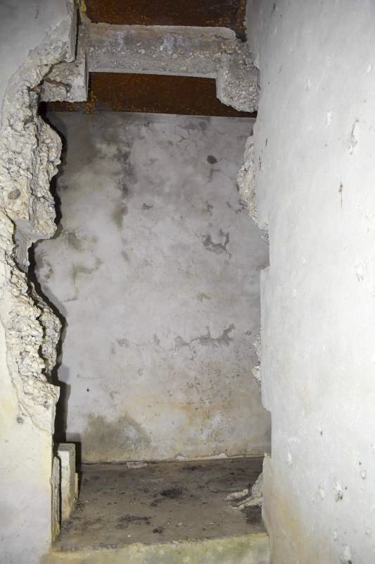 Ligne Maginot - LANGER ZUG - (Blockhaus pour arme infanterie) - Vue de la porte haute. Les réservations sont visible malgré les dégâts. - Daniel Froehly
