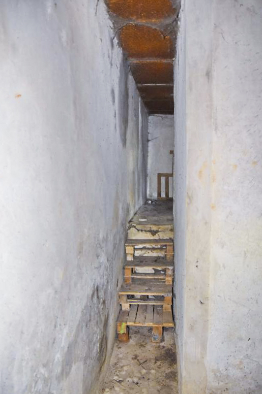 Ligne Maginot - LANGER ZUG - (Blockhaus pour arme infanterie) - Couloir reliant la CT nord et la sud au fond. La différence de hauteur entre le couloir et la CT nord est bien visible - Daniel Froehly