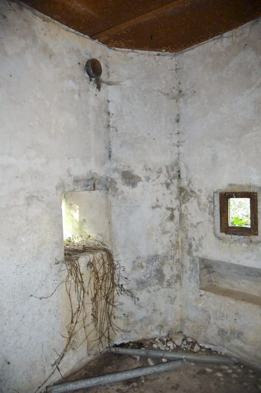 Ligne Maginot - LANGER ZUG - (Blockhaus pour arme infanterie) - CT nord avec créneau mitrailleuse, IS (?) et aération. la pièce est plus basse de 100 cm et donc plus haute. - Daniel Froehly