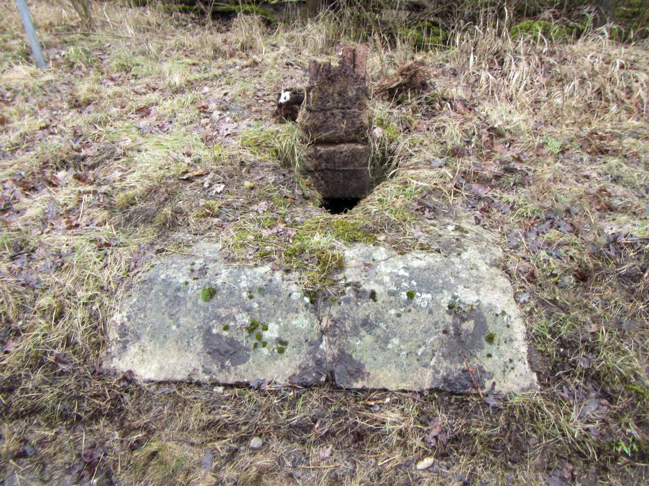 Ligne Maginot - OTTMARSHEIM - BERGE 2 - (Observatoire d'infanterie) - Trois abris sont échelonnés du nord au sud. Abri central du dispositif. Le Rhin est dans le dos du photographe. Ouverture triangulaire dans le béton. A l'arrière se trouve un accès. C'est probablement un observatoire. Il est parfaitement défilé dans la berge. - J-F ALTHAUS - MMHA