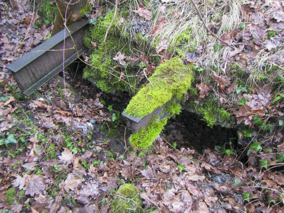 Ligne Maginot - OTTMARSHEIM - BERGE 2 - (Observatoire d'infanterie) - Deux rails de chemin de fer renforcent la dalle du dessus de l'abri. - J-F ALTHAUS - MMHA