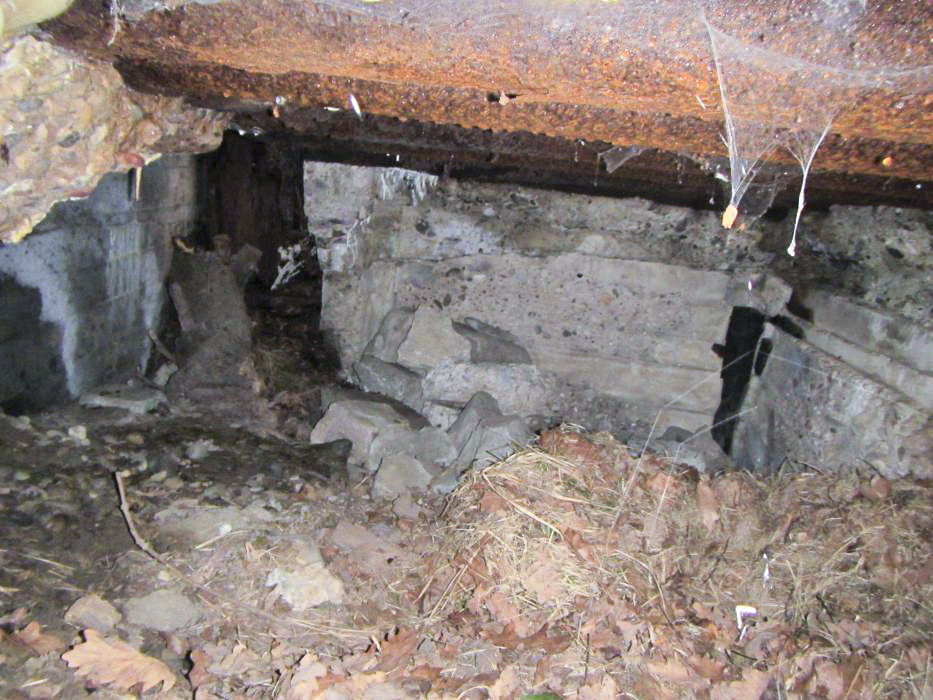 Ligne Maginot - OTTMARSHEIM - BERGE 2 - (Observatoire d'infanterie) - Vue intérieure de l'abri central. A gauche un court tunnel d'accès. Une niche immédiatement à droite. Photo prise à partir de l'accès arrière. - J-F ALTHAUS - MMHA