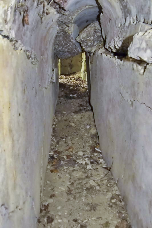 Ligne Maginot - OBERHARDTFELD 2 - (Blockhaus pour arme infanterie) - Vue du couloir vers le nord. Au fond à  gauche l'entrée, en face la niche à munitions et à droite le couloir vers la coupole - D.Froehly