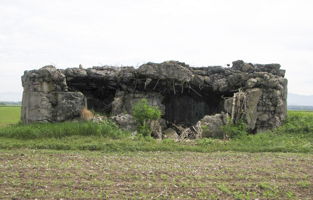 Ligne Maginot - RUMERSHEIMER WEG - (Blockhaus pour arme infanterie) - Vue de l'arrière vers l'est. Les chambres de tirs sont explosées. 
Destin habituel des blocs situés dans le SFMu lors de l'hiver 1944-45. - J-F ALTHAUS -MMHA