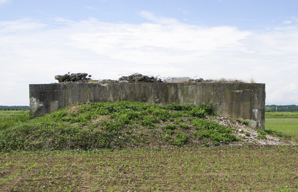 Ligne Maginot - RUMERSHEIMER WEG - (Blockhaus pour arme infanterie) - Une partie de la rocaille est encore en place. Vue vers l'ouest. - J-F ALTHAUS -MMHA
