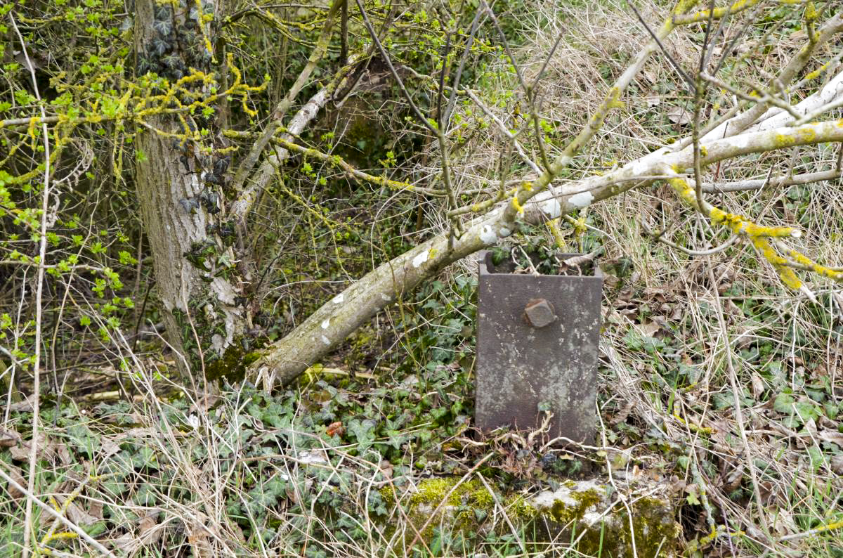 Ligne Maginot - STATION DE BANTZENHEIM 7 - (Cuve pour arme d'infanterie) - Détail des fer en U, avec les écrous de fixation - D. Froehly