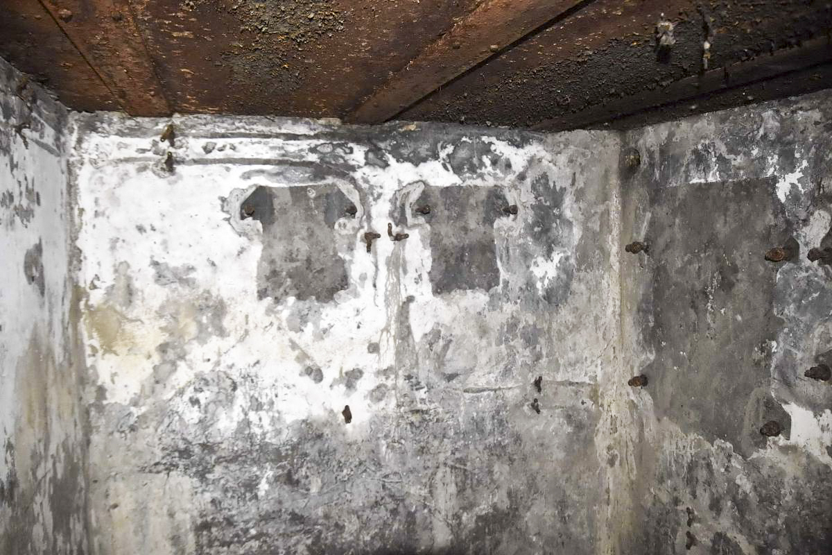 Ligne Maginot - 6M - (Chambre de coupure) - Mur du fond de la chambre. A droite les traces du boitier répartiteur, à gauche les 2 boîtiers de protection pour les lignes de campagne pouvant se raccorder sur la chambre de coupure (2x6 lignes). - D.Froehly