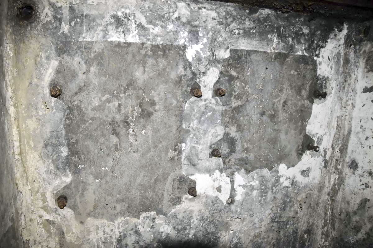 Ligne Maginot - 6M - (Chambre de coupure) - Gros plan sur le mur droit de la chambre. 
A gauche la trace du boitier répartiteur. - D.Froehly