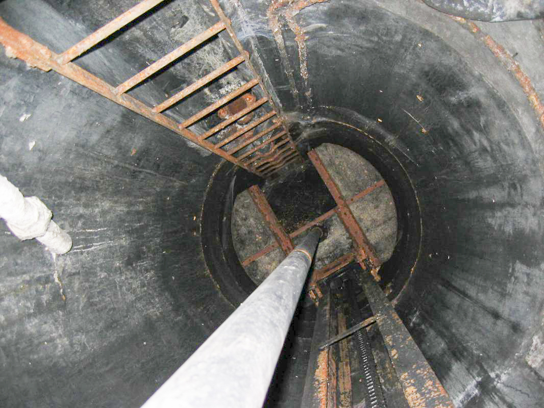 Ligne Maginot - METRICH - A17 - (Ouvrage d'artillerie) - Entrée munitions
Puits de l'une des cloches GFM de l'EM, ravagé de suie des incendies des pilleurs ... - Michel Teiten
