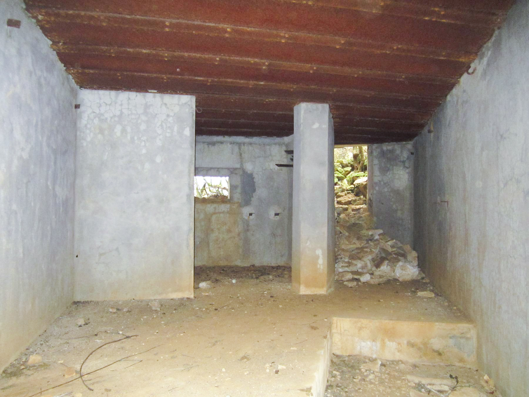 Ligne Maginot - MB351 - (Blockhaus lourd type STG / STG-FCR - Simple) - À gauche chambre de tir mitrailleuse, à droite accès à la cloche GFM (non posée) - Gregory Fuchs