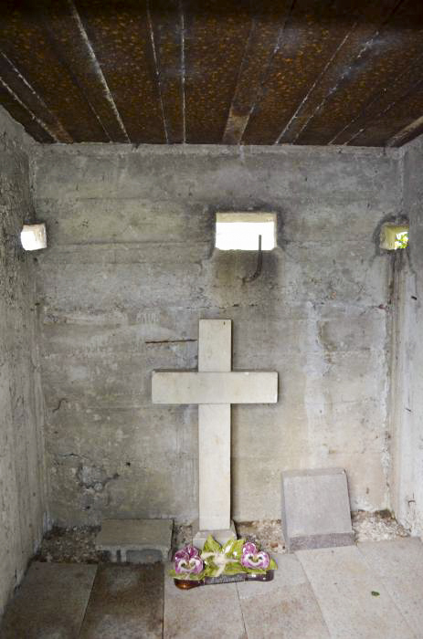 Ligne Maginot - KEMBS CIMETIERE - (Blockhaus pour arme infanterie) - Ce blockhaus comprend 3 créneaux dont 2 dans les angles.
La croix se trouvant à l’intérieur n'est qu'un dépôt provenant du cimetière. - D. Froehly