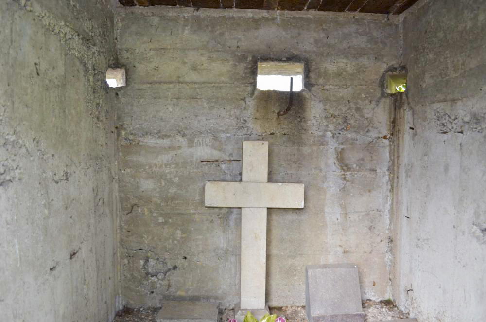 Ligne Maginot - KEMBS CIMETIERE - (Blockhaus pour arme infanterie) - Ce blockhaus comprend 3 créneaux dont 2 dans les angles.
La croix se trouvant à l’intérieur n'est qu'un dépôt provenant du cimetière. - D. Froehly
