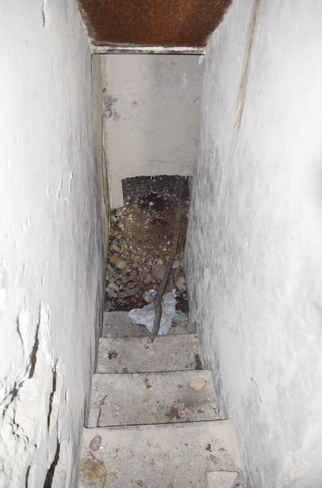 Ligne Maginot - KATZENPFAD - (Blockhaus pour arme infanterie) - Escalier menant à la chambre de tir, et au fond la niche à munitions. - D. Froehly
