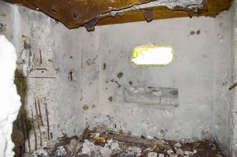 Ligne Maginot - KATZENPFAD - (Blockhaus pour arme infanterie) - Chambre de tir, mur nord avec son créneau de tir mitrailleuse - D. Froehly