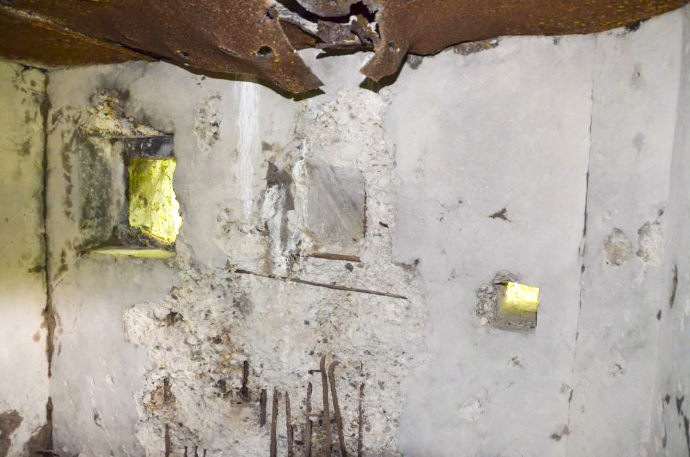 Ligne Maginot - KATZENPFAD - (Blockhaus pour arme infanterie) - Chambre de tir coté ouest avec son créneau FM et goulotte lance grenades - D. Froehly