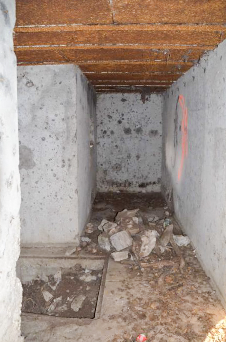 Ligne Maginot - 181 - KEMBS NORD 2 - (Blockhaus pour arme infanterie) - A droite le long du mur les fixations du fil téléphone ou électrique.
A gauche en-haut une des vis d'accrochage du téléphone. - D. Froehly