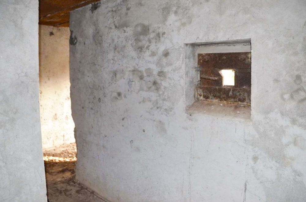 Ligne Maginot - 181 - KEMBS NORD 2 - (Blockhaus pour arme infanterie) - Créneau FM de défense rapproché de la porte d'entrée. - D. Froehly