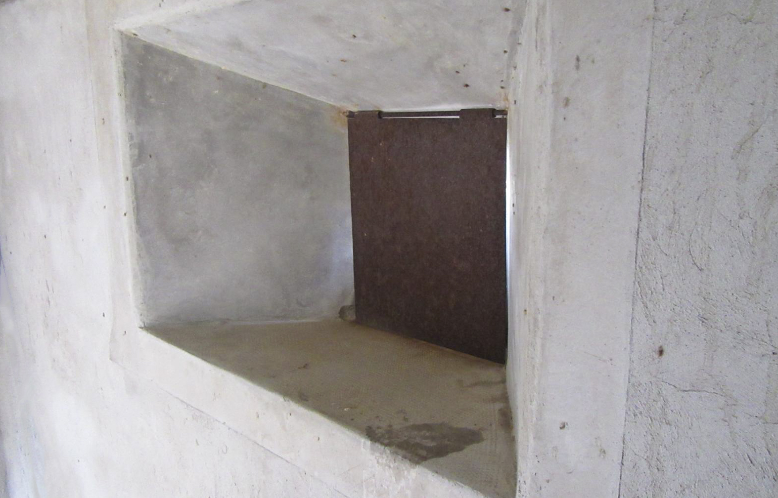 Ligne Maginot - CLOT DU POIN 1 - (Blockhaus pour arme infanterie) - Autre créneau coté vallée de la Clarée avec le panneau métallique abaissé - Jean Berthier