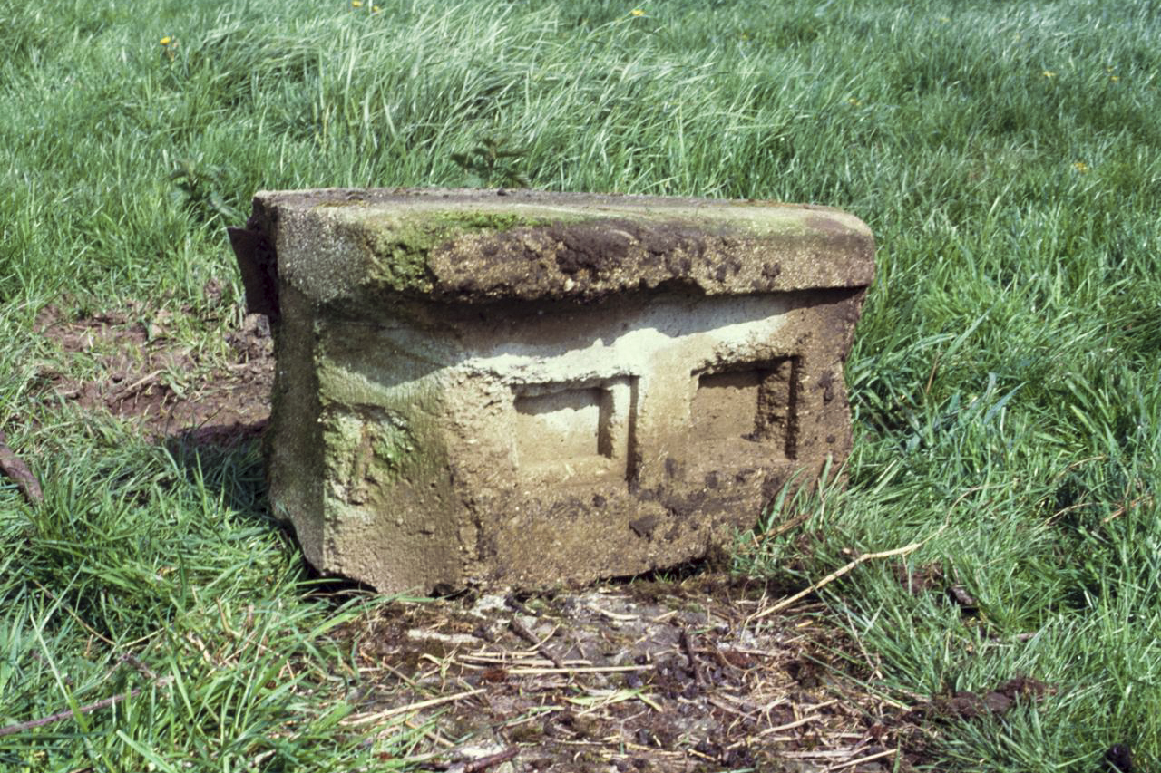 Ligne Maginot - C37 - MARPENT NORD - (Casemate d'infanterie - Simple) - Embase du drapeau représentant une casemate à deux créneaux. - ammagsdr