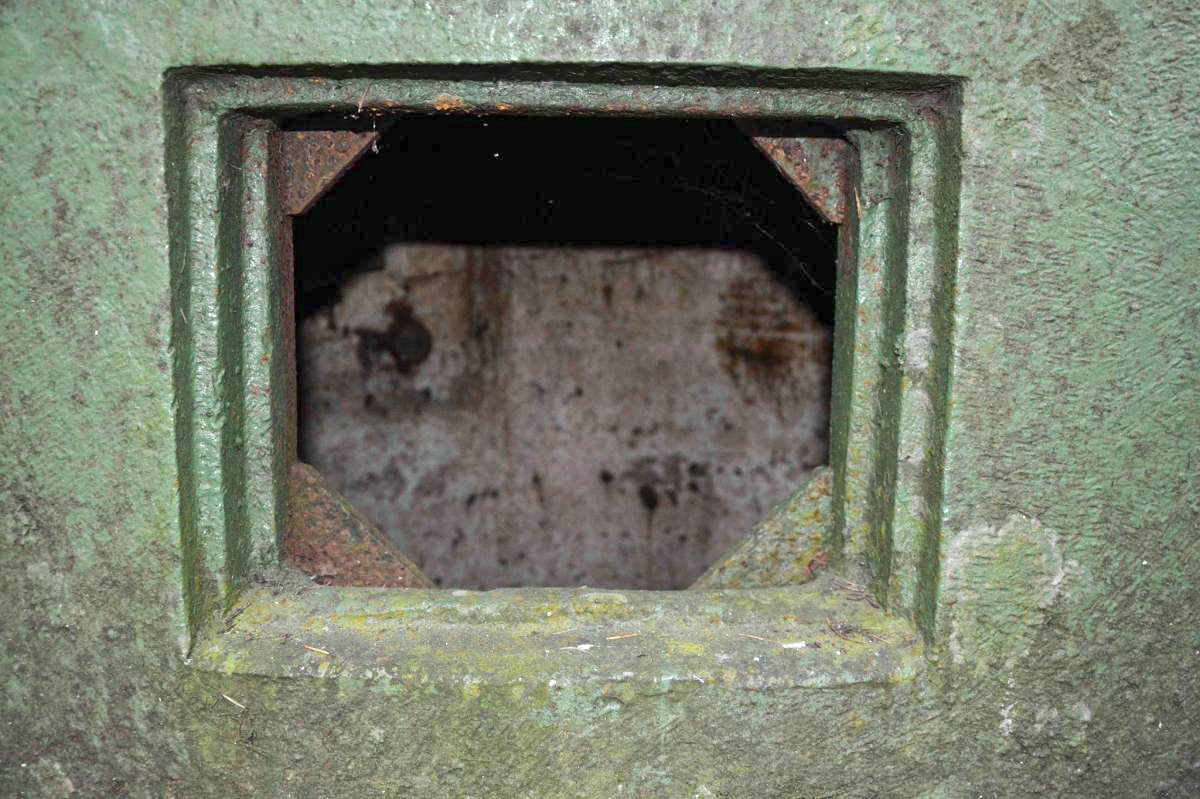 Ligne Maginot - WINECKERTHAL EST - (Casemate d'infanterie) - La cloche mitrailleuse et son créneau atypique - KEMMEL Dominique