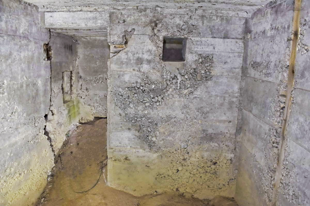 Ligne Maginot - PA DE SIERENTZ OUEST 2 - (Blockhaus pour arme infanterie) - Séparation du couloir et de la chambre de tir FM. La réservation pour l'aération près du plafond - Daniel Froehly