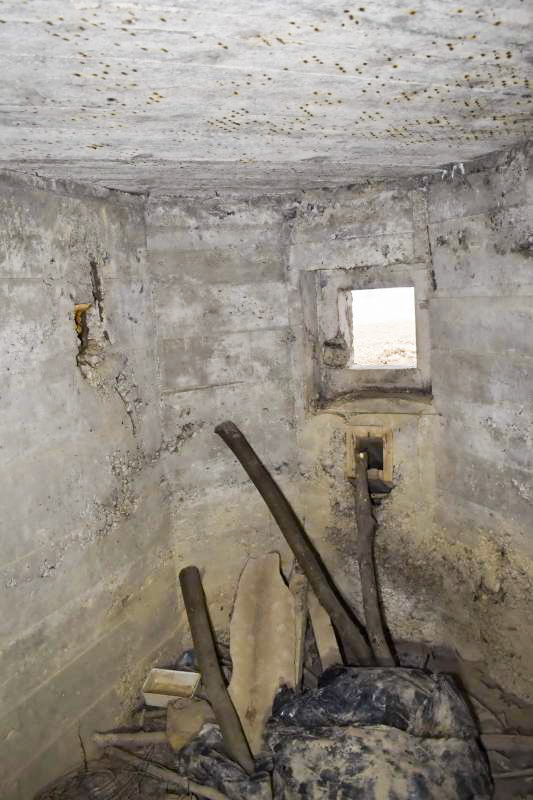 Ligne Maginot - PA DE SIERENTZ OUEST 2 - (Blockhaus pour arme infanterie) - Chambre de tir FM. Le créneau sans trémie et la goulotte pour l'évacuation des douilles avec son coffrage. - Daniel Froehly